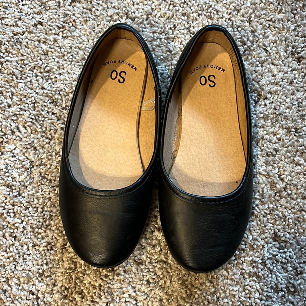 Girls size 13 black flats, good condition, worn only a few times.